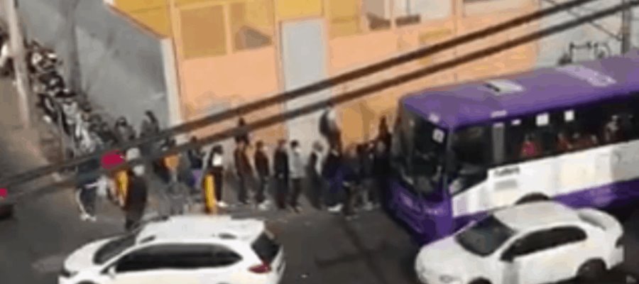 Fallas en el metro de la CDMX provocan caos y aglomeración de personas