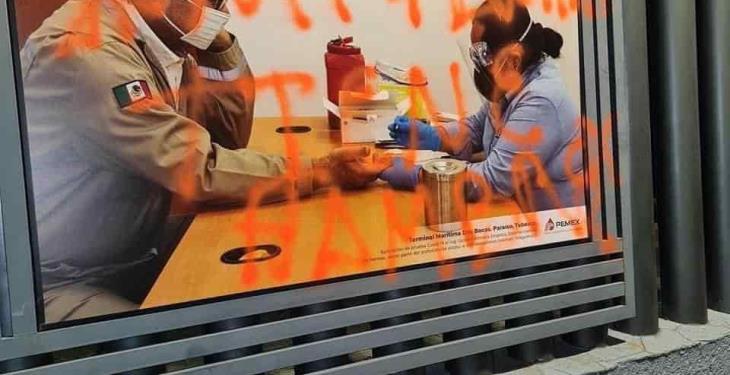 Realizan pintas en sede nacional de Pemex, tras tres días de protestas en refinería de Hidalgo Realizan pintas en sede nacional de Pemex, tras tres días de protestas en refinería de Hidalgo