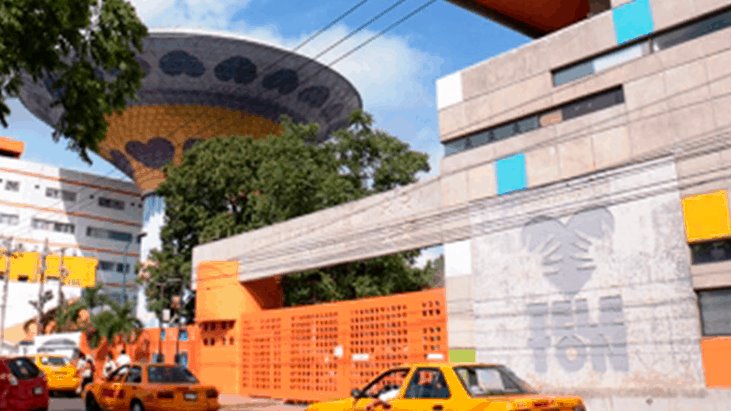 Exhiben a directora del Hospital del Niño por aplicarse la vacuna anticovid.