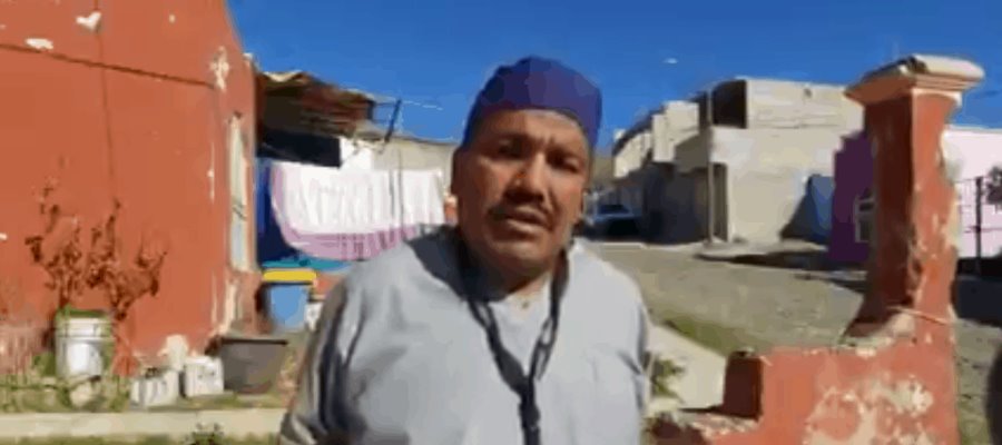 Renuncia y quema su uniforme camillero del ISSSTE, al no recibir vacuna anticovid en Nayarit