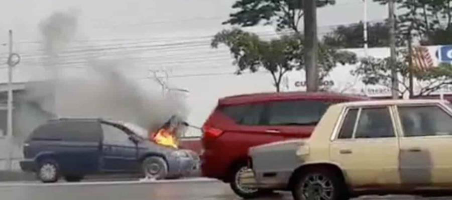 Se incendia auto en el periférico de Villahermosa; se desconocen las causas