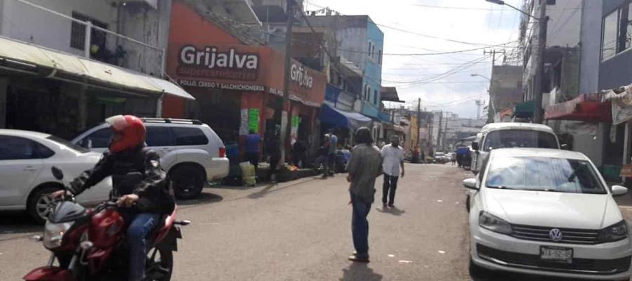 Exigen locatarios reubicación de ambulantes de la zona del mercado de Atasta
