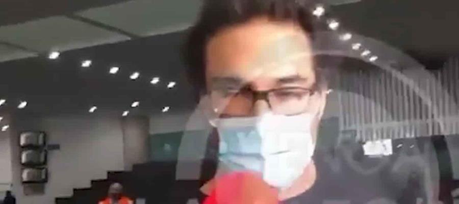 Lo vuelve a hacer... el actor Eduardo Yañez empuja a reportero