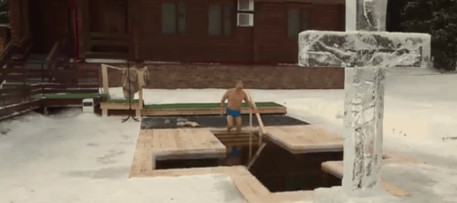 Se sumerge Vladimir Putin en aguas heladas para ritual de Epifanía y el bautizo de Cristo