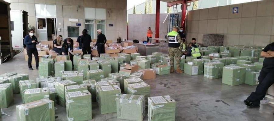 Decomisa Aduanas más de 15 mil pares de tenis y celulares en el Aeropuerto de la CDMX