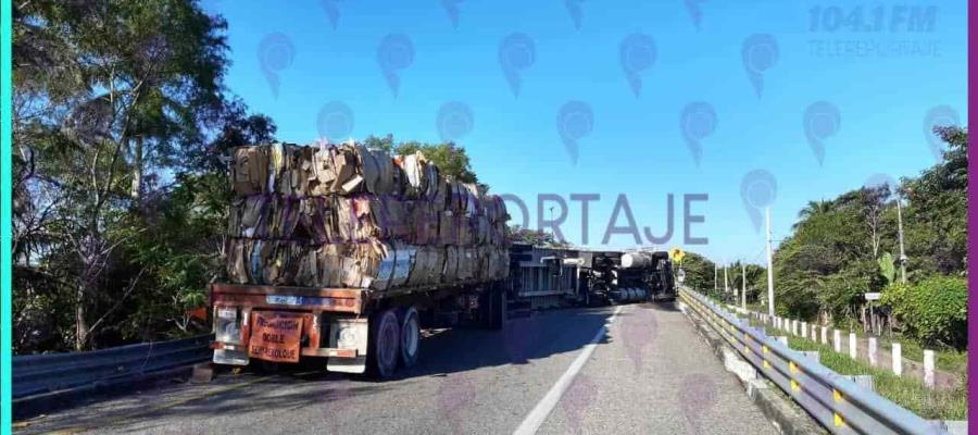 Vuelca tráiler cargado de cartón en la Villahermosa-Frontera