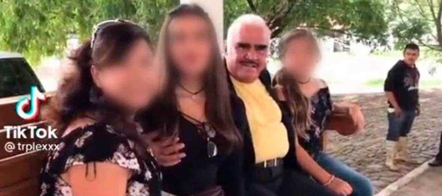 Critican a Vicente Fernández por video en el que se ve como toca el pecho de una joven Critican a Vicente Fernández por video en el que se ve como toca el pecho de una joven