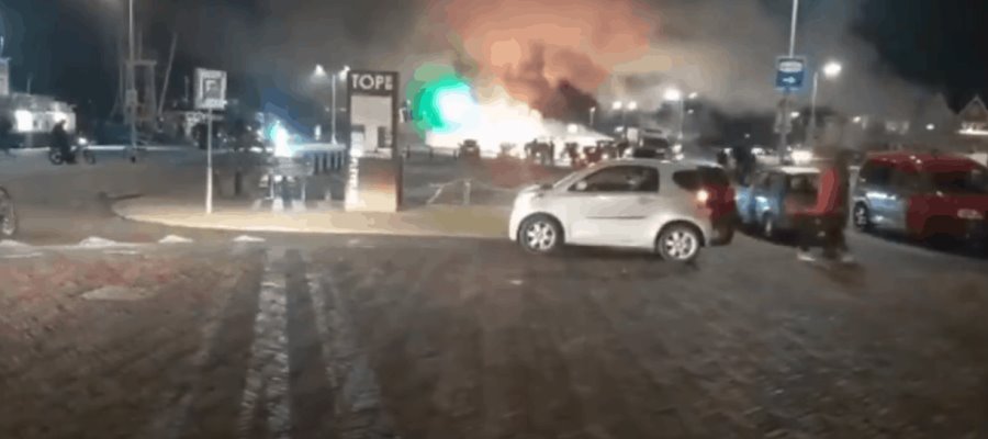 En Holanda, jóvenes queman centro de pruebas Covid en protesta por el toque de queda En Holanda, jóvenes queman centro de pruebas Covid en protesta por el toque de queda