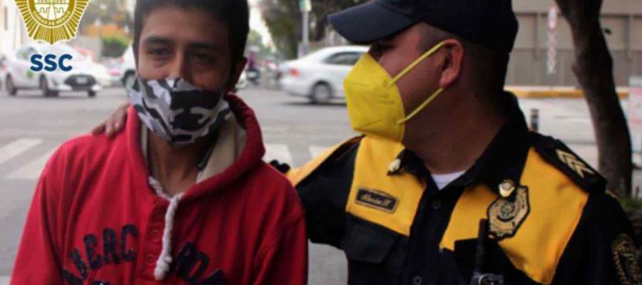 Devuelve policía de CDMX mochila con 30 mil pesos que habían extraviado; acto le mereció ¡un ascenso!