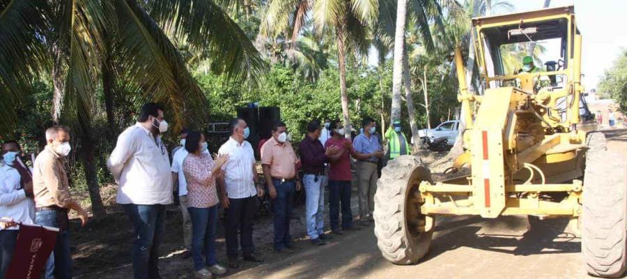 Inicia gobierno estatal reparación de caminos en Comalcalco