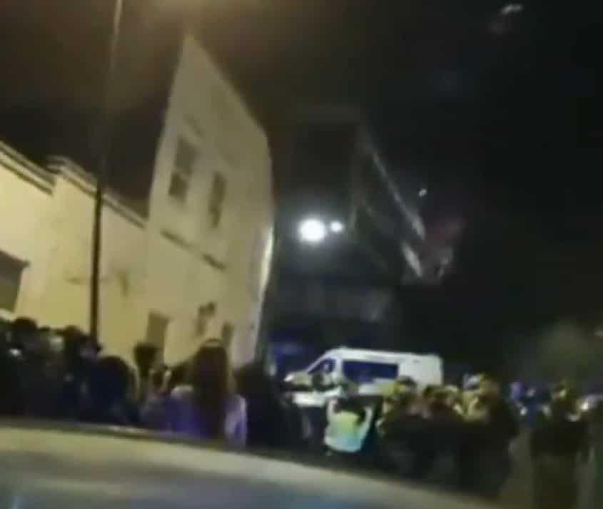 Policía de Londres disuelve fiesta de música electrónica a la que asistieron 300 personas Policía de Londres disuelve fiesta de música electrónica a la que asistieron 300 personas