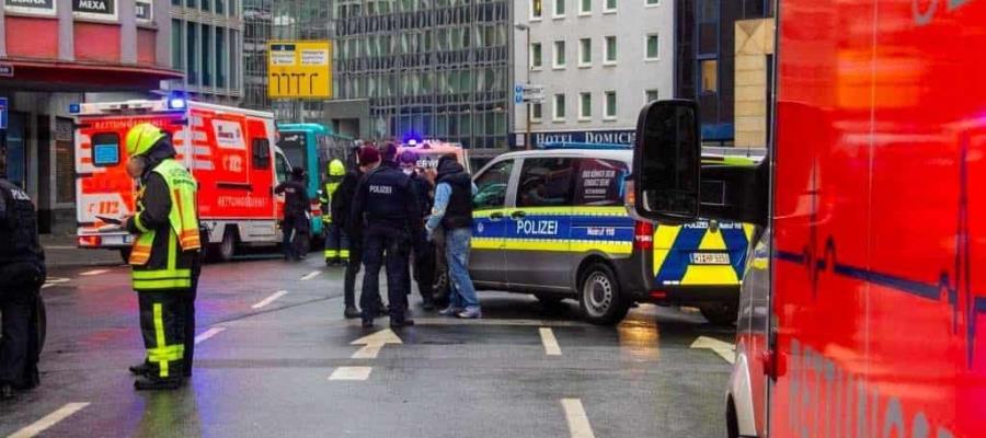 Sujeto ataca a varias personas con un cuchillo en Frankfurt, Alemania Sujeto ataca a varias personas con un cuchillo en Frankfurt, Alemania