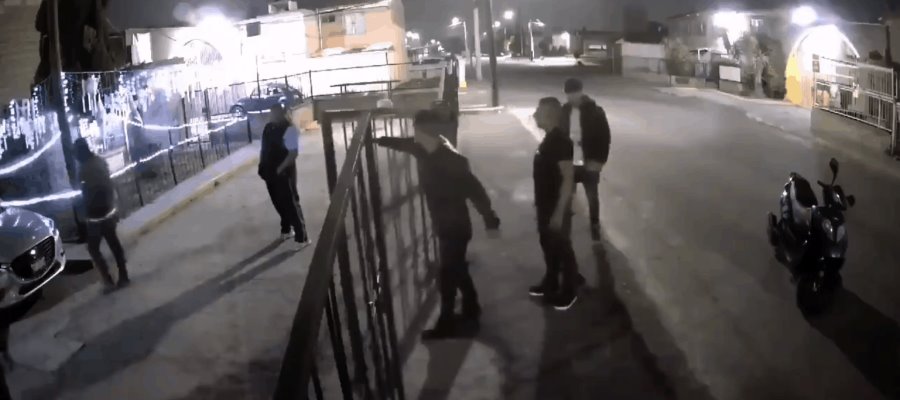 Sujetos agreden a familia en Edomex; uno de ellos saca metralleta, pero lo desarman