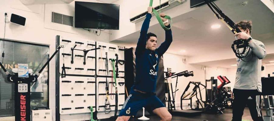 Regresa Raúl Jiménez a entrenamientos en gimnasio