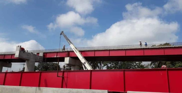 Colocan últimas vigas de gran magnitud de la segunda etapa del distribuidor vial Universidad 