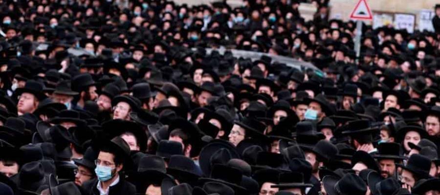Pese a pandemia, miles asisten a funeral de rabino en Israel