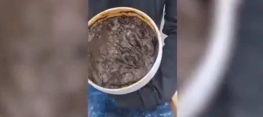 Decomisan metanfetaminas oculto en mole rojo, en aeropuerto de Querétaro