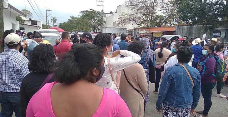 Dialogan censados por inundación con “súper delegado” Carlos Merino