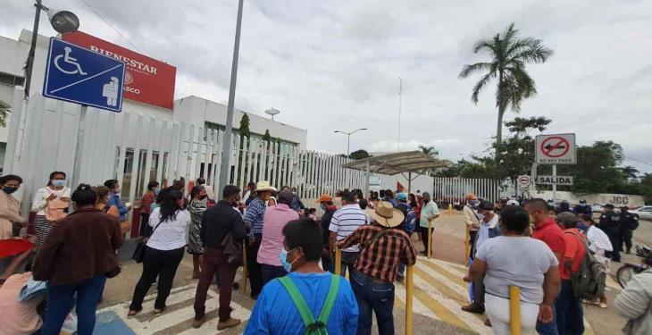 Dialogan censados por inundación con “súper delegado” Carlos Merino