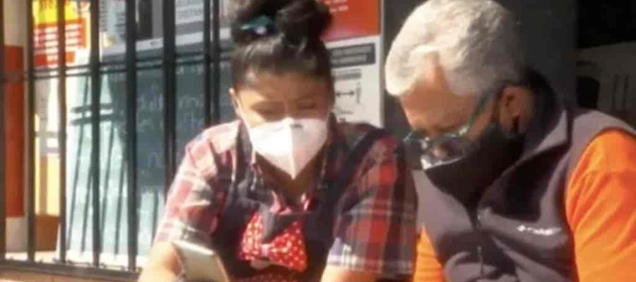 Tortillería ayuda a abuelitos a registrarse para recibir vacuna contra el COVID-19