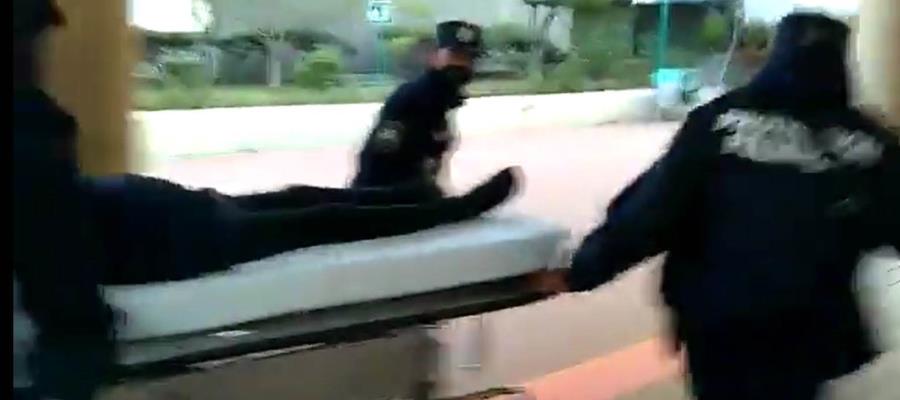 Policías y médico se viralizan en redes, tras ser grabados intentando reanimar a un paciente