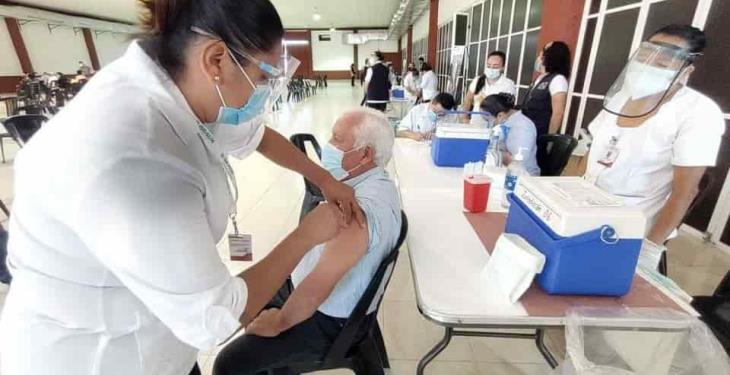 Adultos mayores cunduacanenses reciben vacuna en sus vehículos