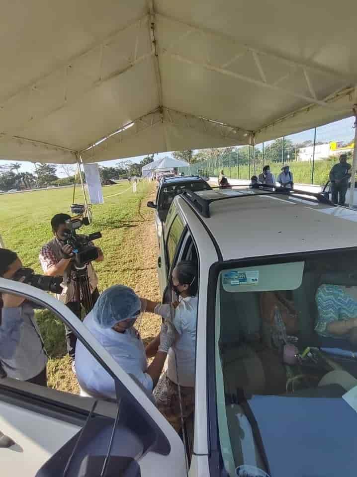 Adultos mayores cunduacanenses reciben vacuna en sus vehículos