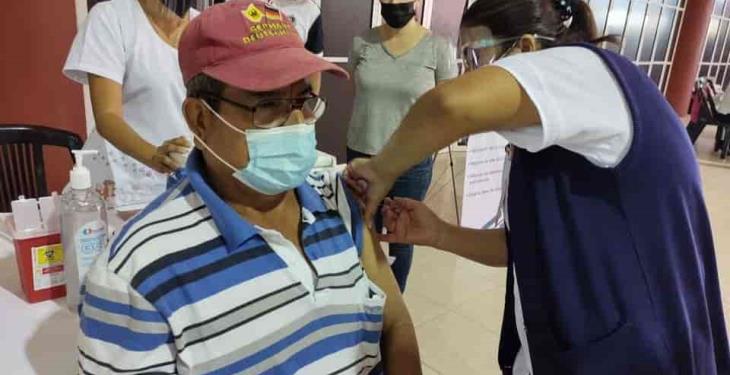 Adultos mayores cunduacanenses reciben vacuna en sus vehículos