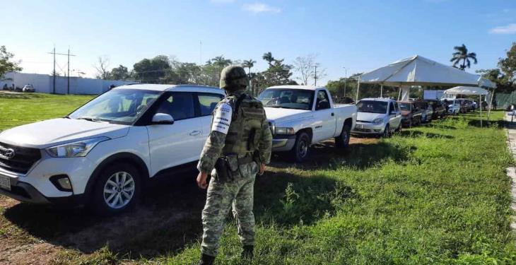 Adultos mayores cunduacanenses reciben vacuna en sus vehículos