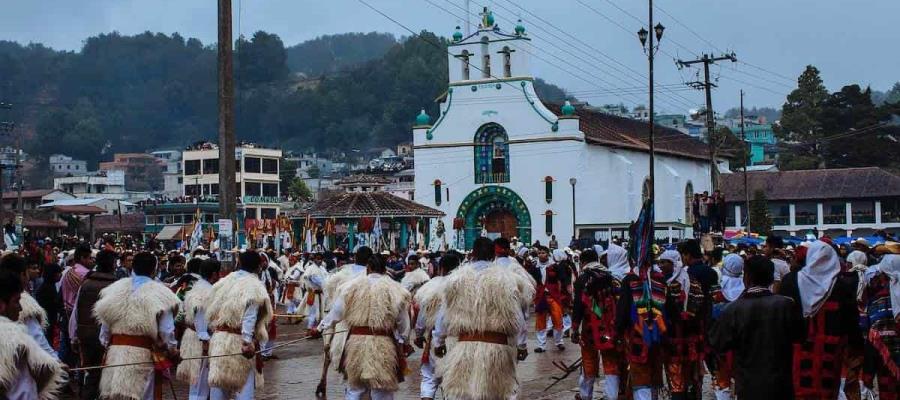 Sin cubrebocas y sana distancia celebran carnaval en San Juan Chamula