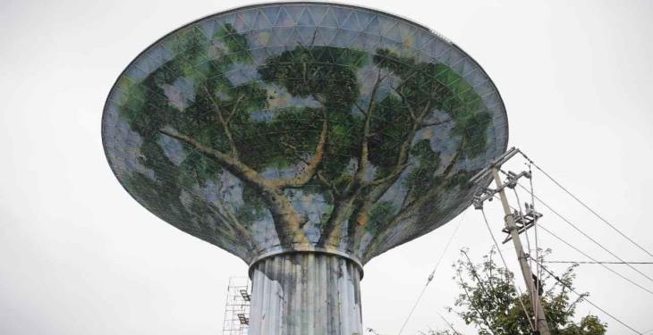 Dan retoque a mural de la Ceiba del tanque elevado de Usumacinta