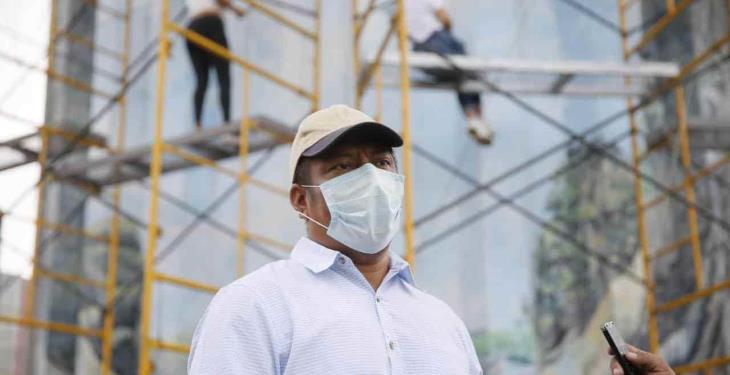 Dan retoque a mural de la Ceiba del tanque elevado de Usumacinta