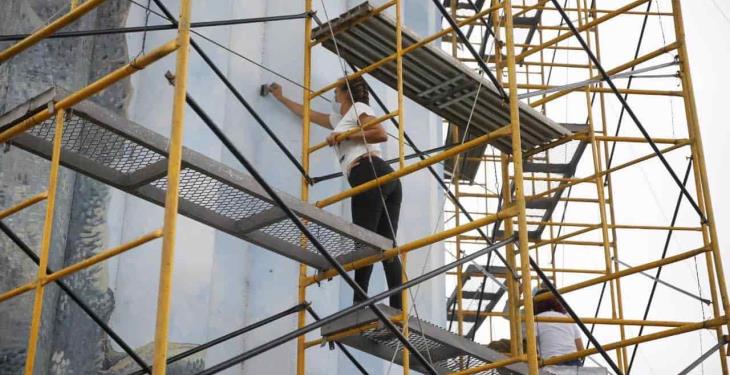 Dan retoque a mural de la Ceiba del tanque elevado de Usumacinta