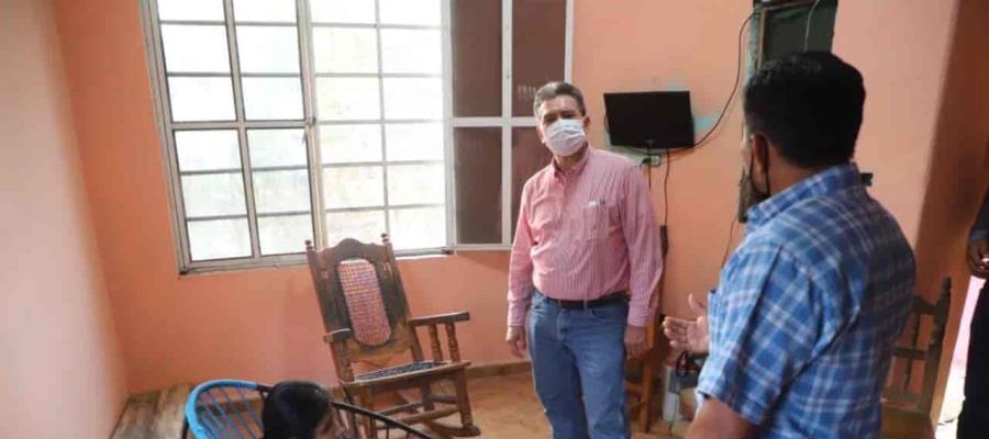Visita Evaristo Hernández a joven con discapacidad visual que cayó en Socavón en Tamulté de las Sabanas