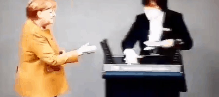 Angela Merkel olvida su cubrebocas tras emitir un discurso y su reacción se hizo viral