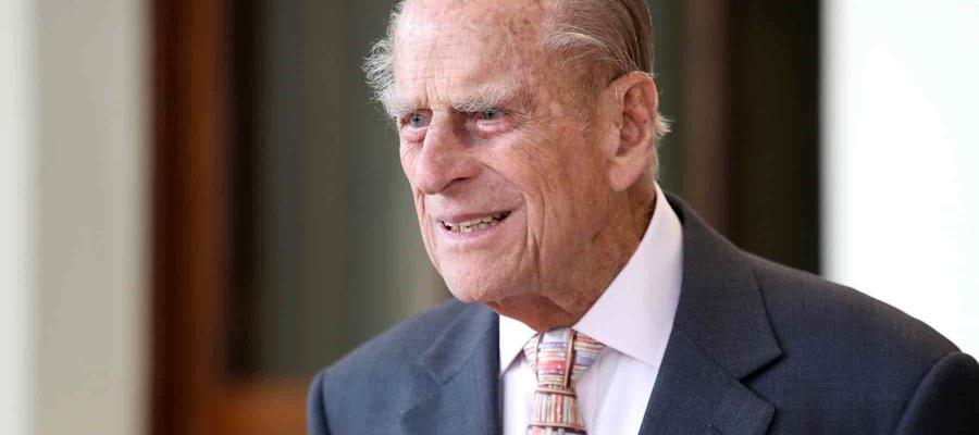 Hospitalizan al príncipe Felipe, esposo de la reina Isabel II, por “precaución”