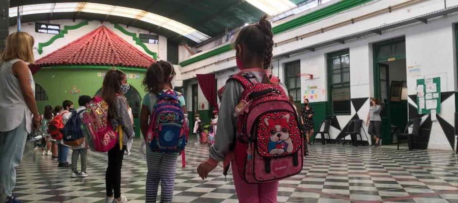 Después de un año, regresan a clases presenciales 370 mil alumnos en Buenos Aires, Argentina 