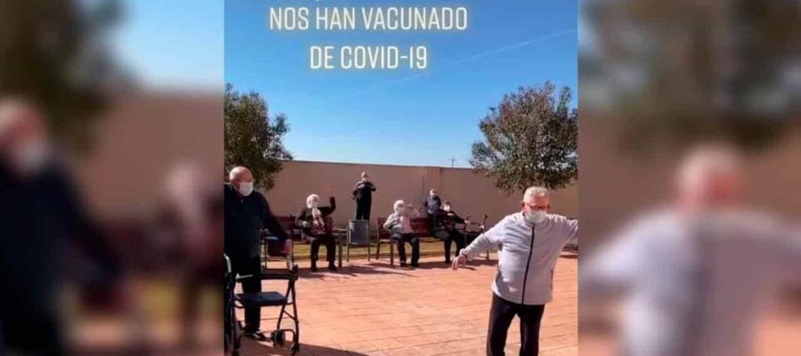 Abuelitos celebran con baile haber recibido la vacuna contra Covid-19