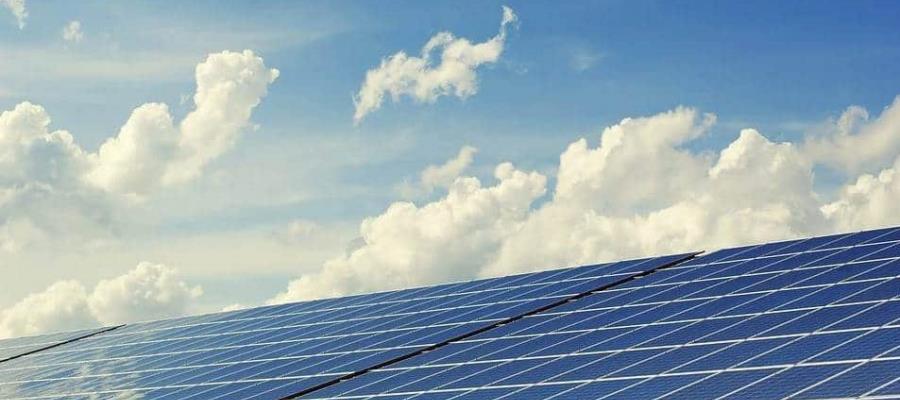 Singapur instala paneles solares flotantes; alimentarán cinco plantas de tratamiento de agua