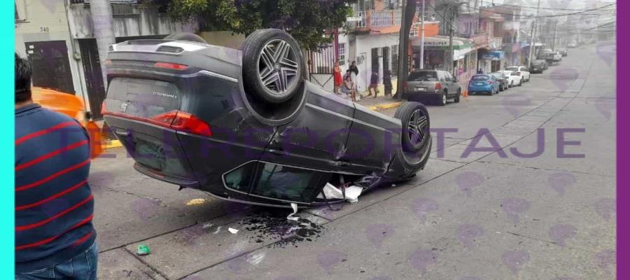 Automovilista se pasa el alto y vuelca en Centro de Villahermosa; choque deja solo daños materiales