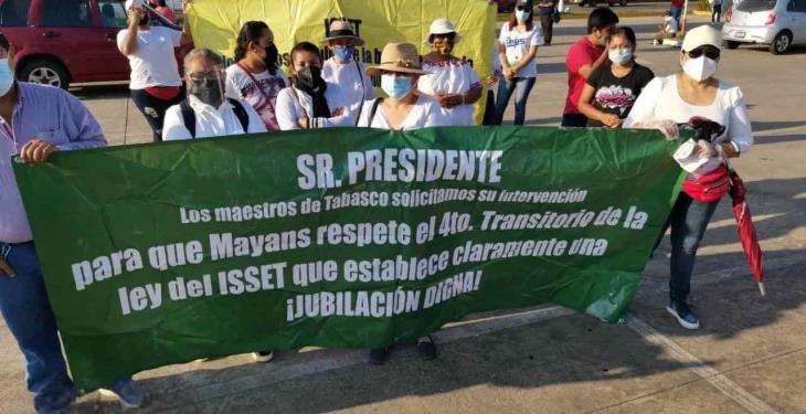 Protestan maestros contra Ley del ISSET; dicen que los están haciendo trabajar 5 años más de lo debido Protestan maestros contra Ley del ISSET; dicen que los están haciendo trabajar 5 años más de lo debido