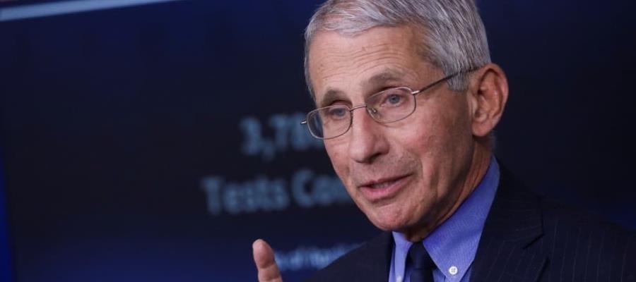Advierte Anthony Fauci que estadounidenses podrían seguir usando mascarillas hasta el 2022
