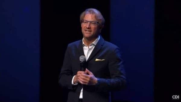 Giran orden de aprehensión por violación contra Andrés Roemer