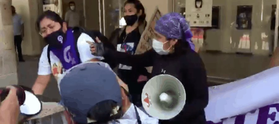 Golpean a activista en protestas contra candidatura de Salgado Macedonio