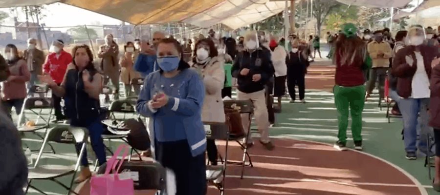 Abuelitos se ponen a bailar mientras esperan su vacuna