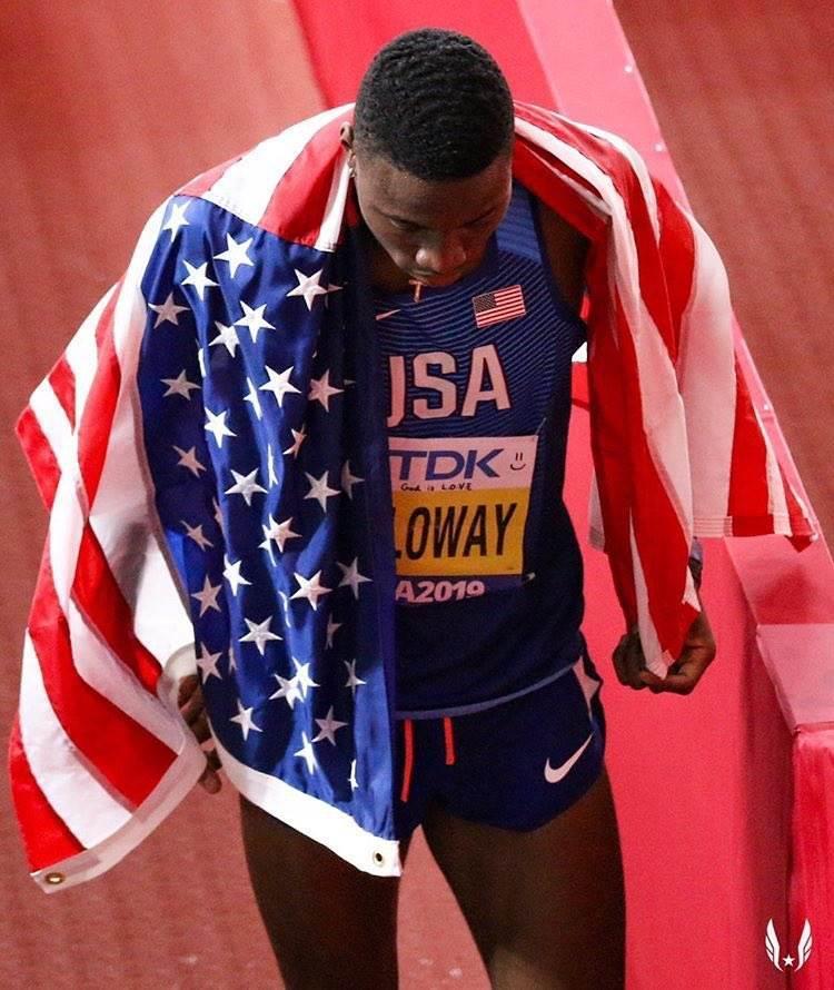 Grant Holloway rompe récord de 60 metros en vallas 27 años después