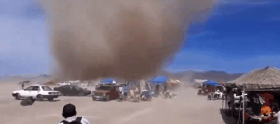 Tolvanera arrasa con tianguis de autos en Actopan, Hidalgo