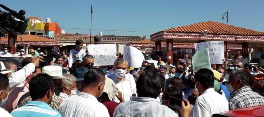 Protestan taxistas de Jalpa; piden a gobierno estatal intervenir porque les quieren reubicar de sitio