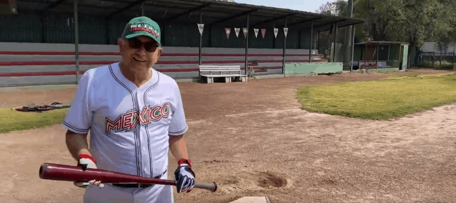 Se “escapa” AMLO a tomar el sol y a practicar béisbol