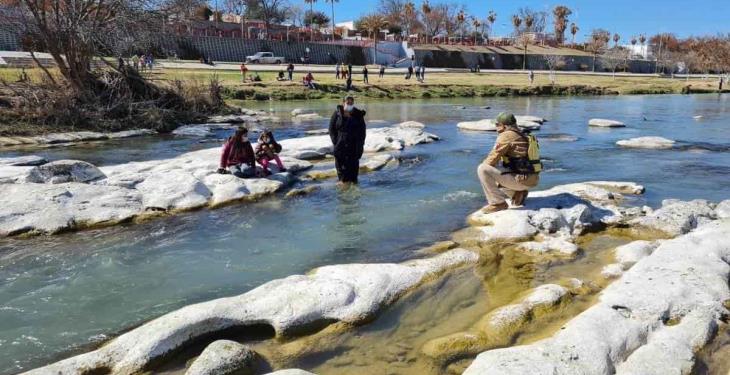 Rescata Migración a una mujer y dos menores en isleta de piedra en el río Bravo Rescata Migración a una mujer y dos menores en isleta de piedra en el río Bravo